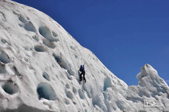 Subindo mais uma parede de gelo no glaciar Viedma, no Parque Nacional Los Glaciares, região de El Chaltén, no sul da Argentina